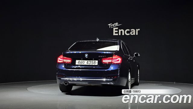 BMW 3-Series 320i Luxury