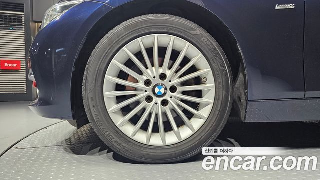 BMW 3-Series 320i Luxury