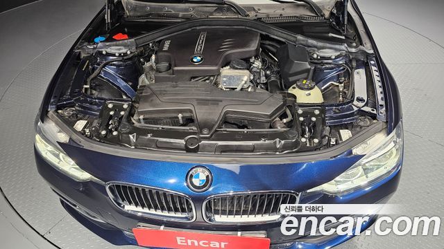 BMW 3-Series 320i Luxury