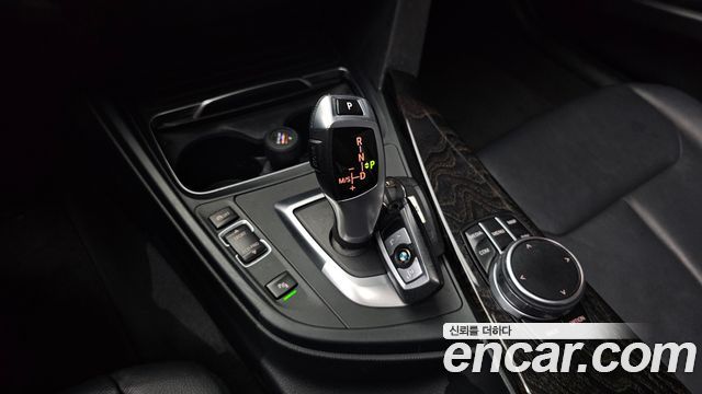 BMW 3-Series 320i Luxury