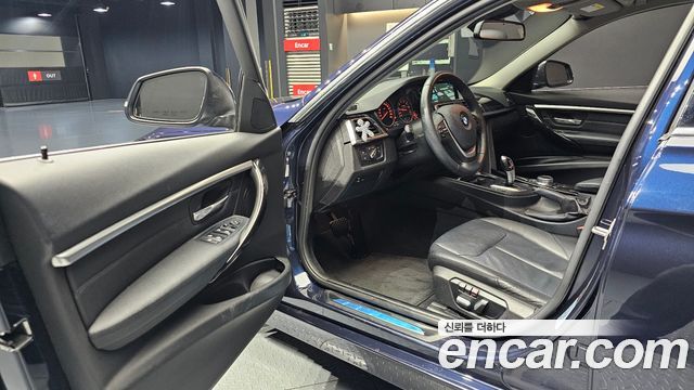 BMW 3-Series 320i Luxury