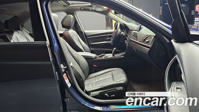 BMW 3-Series 320i Luxury
