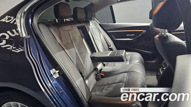 BMW 3-Series 320i Luxury