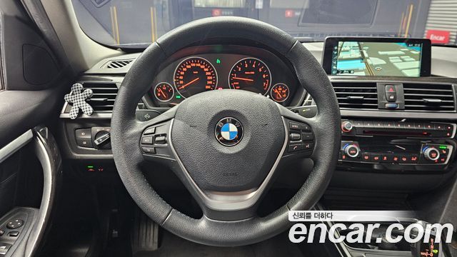 BMW 3-Series 320i Luxury
