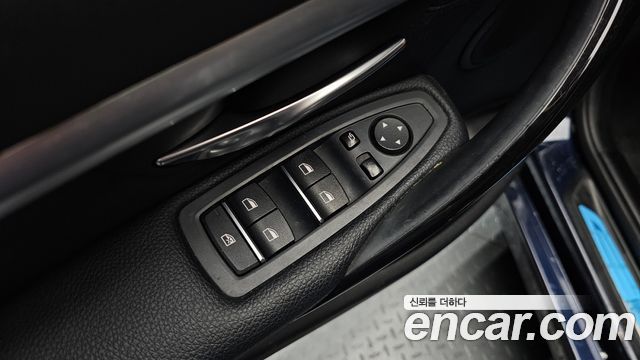 BMW 3-Series 320i Luxury