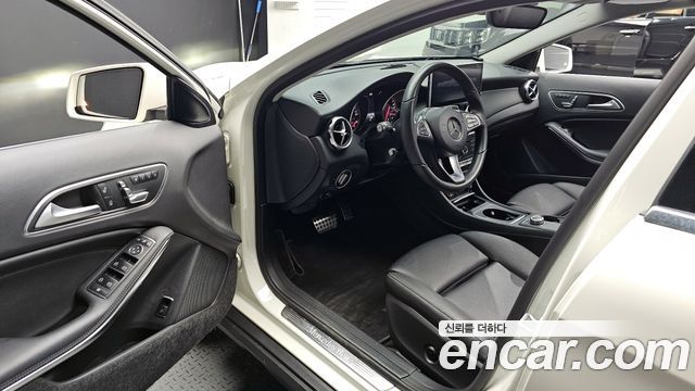 Mercedes-Benz GLA-Class GLA220