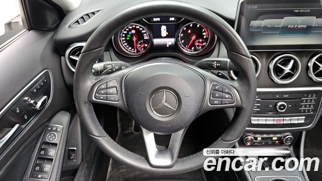 Mercedes-Benz GLA-Class GLA220