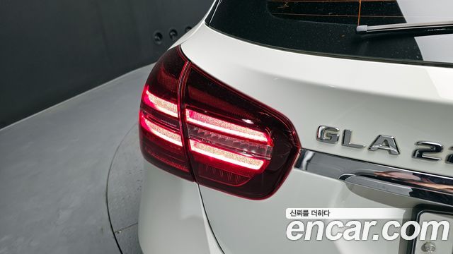 Mercedes-Benz GLA-Class GLA220