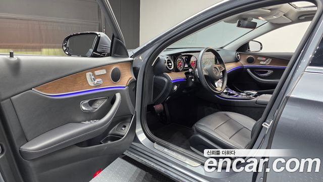 Mercedes-Benz E-Class E300 Exclusive Standard