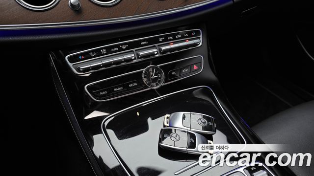 Mercedes-Benz E-Class E300 Exclusive Standard