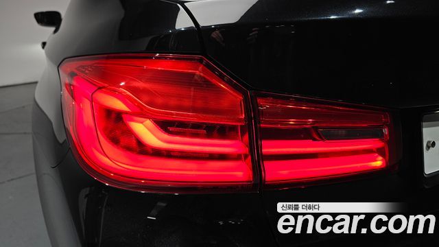 BMW 5-Series 520i Luxury