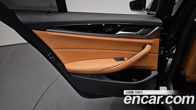 BMW 5-Series 520i Luxury