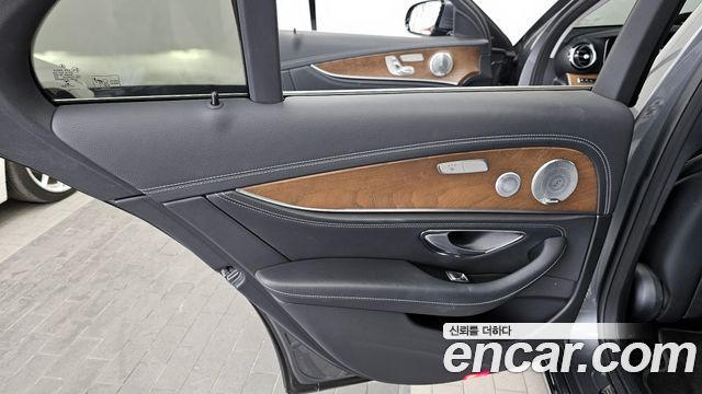 Mercedes-Benz E-Class E300 4MATIC Exclusive