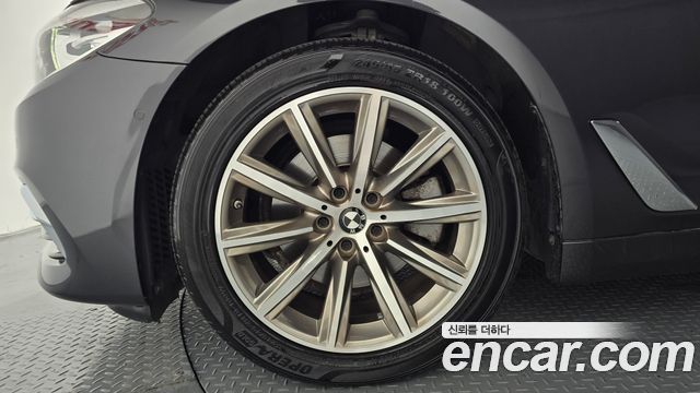 BMW 5-Series 520i Luxury