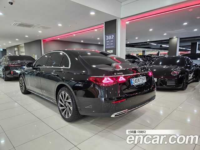 Mercedes-Benz E-Class E300 4MATIC Exclusive