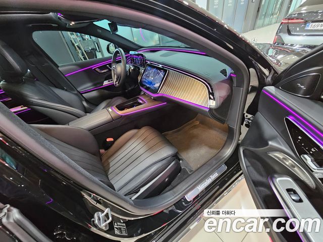 Mercedes-Benz E-Class E300 4MATIC Exclusive