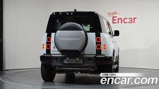 Land Rover Defender 110 P300 X-Dynamic SE