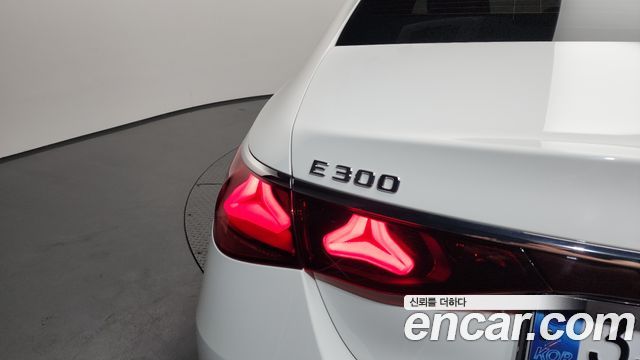 Mercedes-Benz E-Class E300 4MATIC Exclusive
