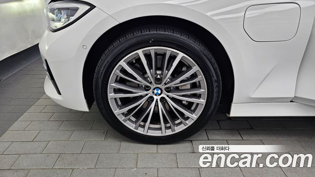 BMW 3-Series 330e Luxury