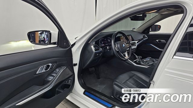 BMW 3-Series 330e Luxury