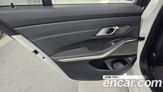 BMW 3-Series 330e Luxury