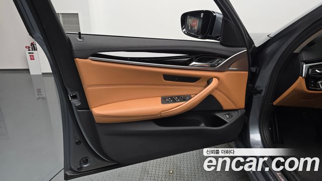 BMW 5-Series 520i Luxury
