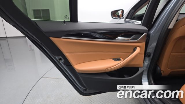 BMW 5-Series 520i Luxury