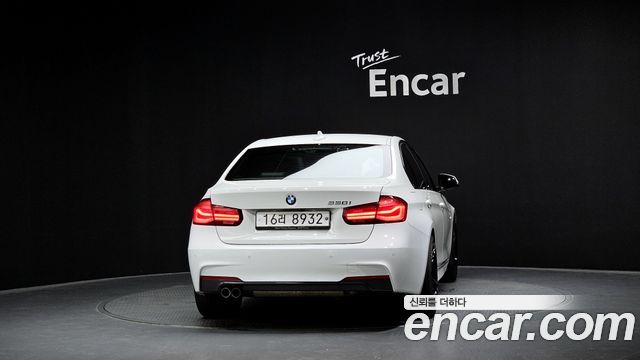 BMW 3-Series 330i M Sport Shadow