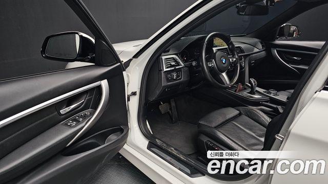 BMW 3-Series 330i M Sport Shadow