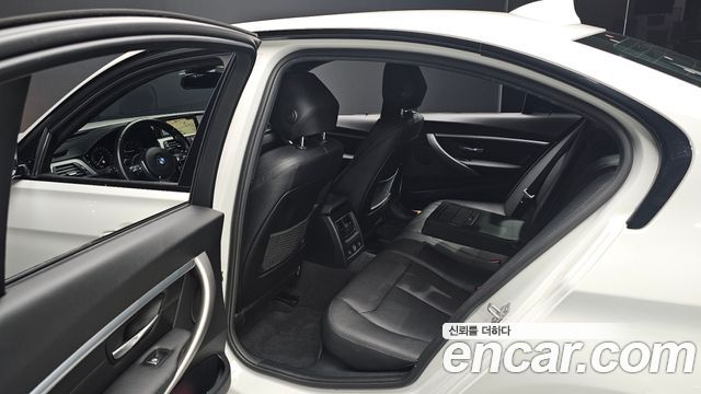 BMW 3-Series 330i M Sport Shadow