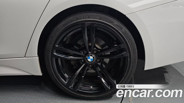 BMW 3-Series 330i M Sport Shadow