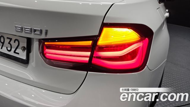 BMW 3-Series 330i M Sport Shadow