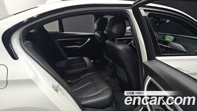 BMW 3-Series 330i M Sport Shadow