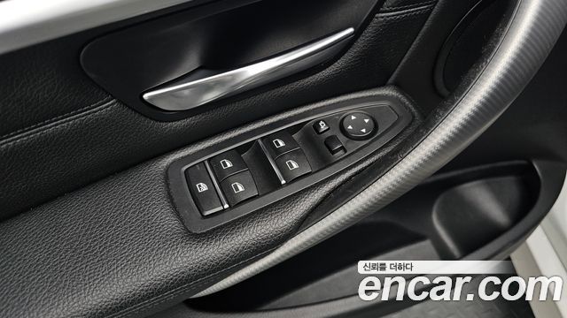 BMW 3-Series 330i M Sport Shadow