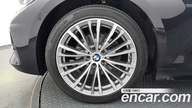 BMW 3-Series 320i Luxury