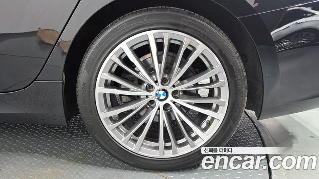 BMW 3-Series 320i Luxury