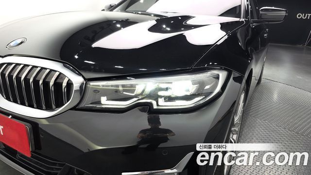 BMW 3-Series 320i Luxury