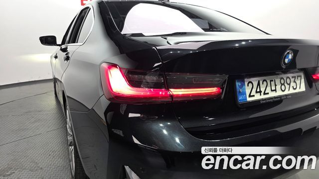 BMW 3-Series 320i Luxury