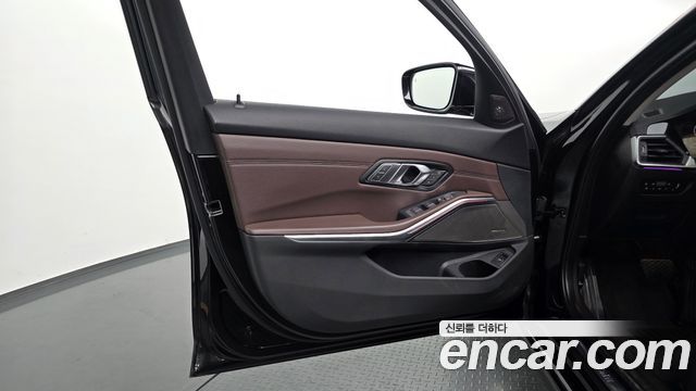 BMW 3-Series 320i Luxury