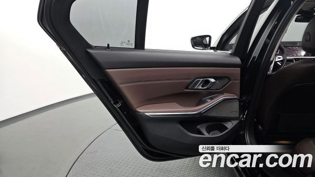 BMW 3-Series 320i Luxury