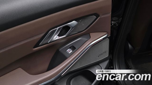 BMW 3-Series 320i Luxury