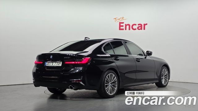 BMW 3-Series 320i Luxury