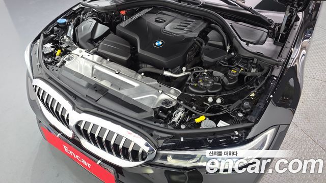 BMW 3-Series 320i Luxury
