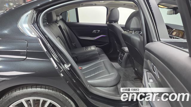 BMW 3-Series 320i Luxury