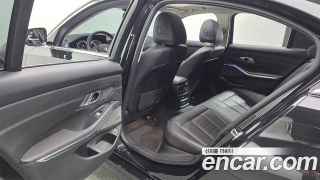 BMW 3-Series 320i Luxury