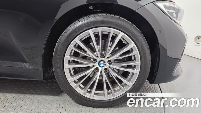 BMW 3-Series 320i Luxury