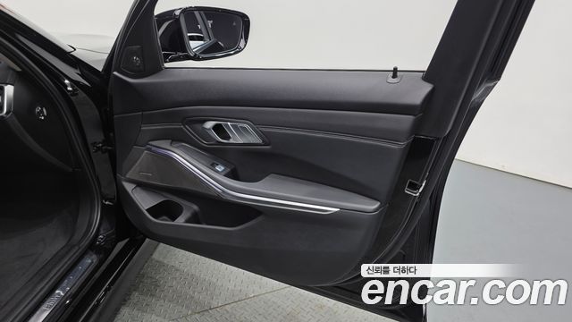 BMW 3-Series 320i Luxury