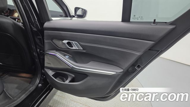 BMW 3-Series 320i Luxury