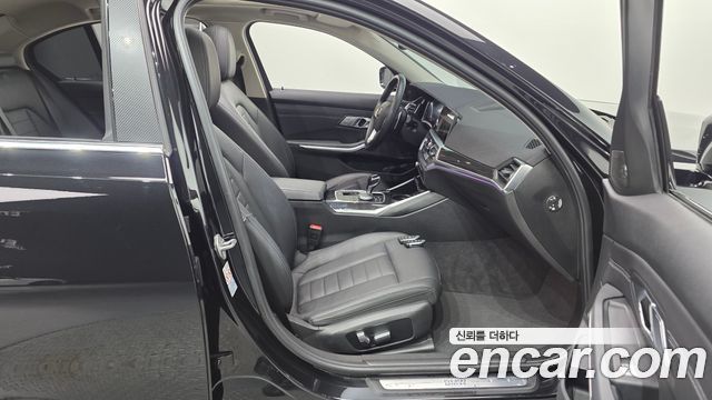 BMW 3-Series 320i Luxury