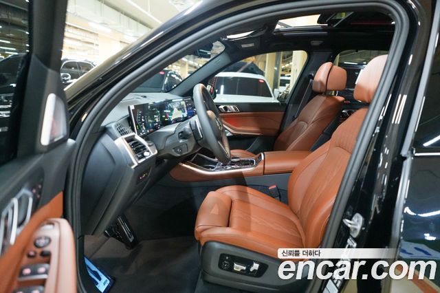 BMW X5 M60i